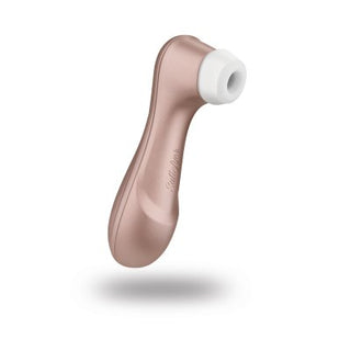 Satisfyer Pro 2 Next Generation i roséguld är en handhållen massageapparat med en vit silikonspets, som ger enastående lufttrycksvibratorfunktioner för en utsökt sensorisk upplevelse.