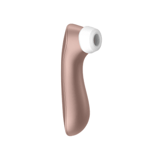 Satisfyer Pro 2+ Vibration är en roséguld enhet med ett vitt fäste, designad på samma sätt som en klitorisstimulator, visad i en sidovy på en transparent bakgrund.