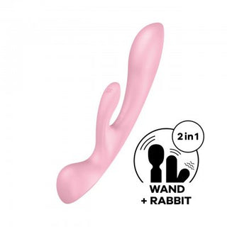 Satisfyer Triple Oh Rabbitstav, en rosa vibrator med dubbla funktioner märkt 2 i 1: Wand + Rabbit, gjord av kroppsvänligt silikon, har ikoner som illustrerar dess kapacitet.