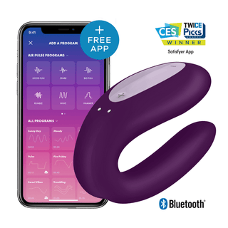 Satisfyer Double Joy i lila visas med en smartphone som visar dess appgränssnitt, som erbjuder flera lägen och inställningar för appstyrd sexleksak och dubbel stimulering.
