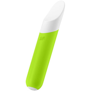 Satisfyer Ultra Power Bullet 7 är ett elegant grönt och vitt föremål med en lätt böjd spets, som liknar en teknisk pryl eller personlig vårdartikel, isolerad på en vit bakgrund.
