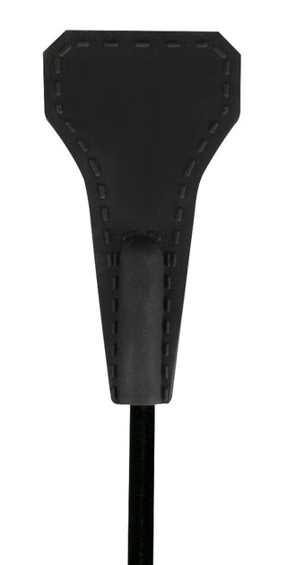En närbild av Piska Mjuk - 44 cm, en svart läderridspets med sydd kant mot en vit bakgrund, perfekt för att ge stimulerande smärta.