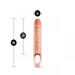 En kötttonad, realistisk penishylsa, som heter "Penis Sleeve - 26 cm," mäter 10 tum lång, 2 tum bred, med en 7,25-tums insättningsbar längd.