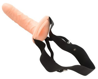 Strap-On Till Män - 15 cm är en rosa strap-on dildo gjord av slät PVC, med en justerbar svart sele för en skräddarsydd passform.