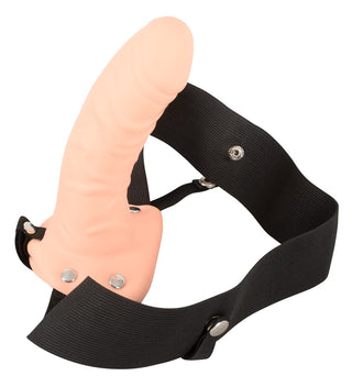 Strap-On Till Män - 15 cm är en köttfärgad strap-on dildo gjord av PVC, med en svart justerbar sele med metallknappar, vilket säkerställer komfort och hållbarhet.