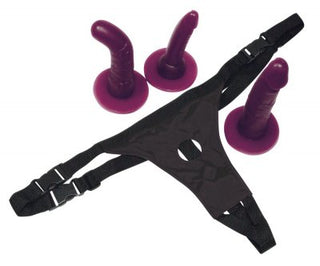 Bad Kitty strap-on set innehåller en justerbar svart rem och tre lila dildos i olika storlekar.