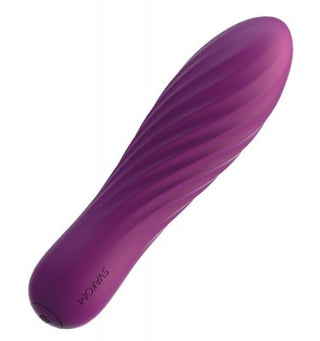 Tulip Bullet Violett är en lila, räfflad cylindrisk vibrator med en avsmalnande ände, med varumärket SVAKOM. Den är designad för kraftfulla vibrationer och sensuell stimulering.