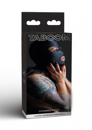 TabooM Bondage Ansiktsmask-förpackningen har en tatuerad person som tar på sig denna eleganta huva gjord av flexibelt material, vilket framhäver dess komfort och lockelse.