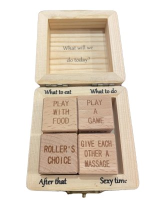 Date Night 4 Tärningar-setet innehåller en trälåda med fyra aktivitetstärningar märkta "What to eat" och "What to do", som ger lekfulla förslag för att skapa en oförglömlig kväll tillsammans.