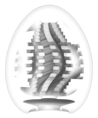 Ett tvärsnitt av den abstrakta, skiktade Tenga Egg Tornado Masturbator avslöjar vindlande steg med invecklade lager, som bildar ett surrealistiskt arkitektoniskt mönster.