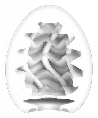 Tenga-Ägg Wavy 2 är en abstrakt, äggformad skulptur med intrikata inre åsar och en vågig struktur synlig från sidan.