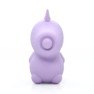 Unihorn Karma Vibrator Lilac, en förtjusande enhörningsleksak, har en rund nos och slutna ögon, tillverkad av kroppssäker silikon för en säker och förtrollande upplevelse.