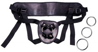 Universalselen You2Toys har en svart justerbar design med remmar och tre sidoringar i metall för en säker passform. Den är kompatibel som en strap-on och återspeglar You2Toys engagemang för kvalitet och mångsidighet.
