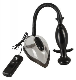 Vagina Pump Med Vibration - 14 cm, i silver och svart, har en flexibel slang, en bifogad handpump, fjärrkontroll och en diskret design för en exceptionell upplevelse.