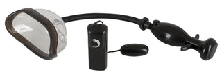 Vagina Pump Med Vibration - 14 cm är en svart och transparent vakuumpump designad för ökad njutning, med en handhållen glödlampa, trådbunden fjärrkontroll och vibrationsfunktion för extra spänning.