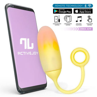 En smartphone som visar ActiveJoy-appen vilar bredvid en gul fjärrkontroll med ett ögla handtag, vilket framhäver sömlös anslutning. Det föreslår äventyrliga sysslor som liknar ett IntoYou Vibratorägg, möjligen även med vattentäta funktioner.