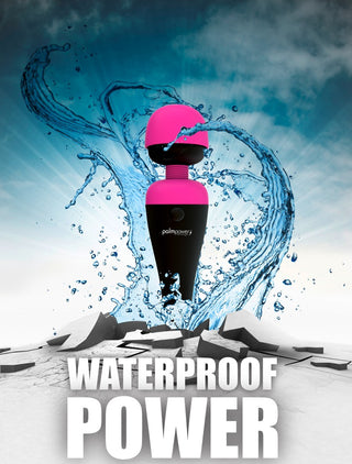 Pink PalmPower Kraftfull Wand vattentät massageapparat mot blått vattenstänk och sprucken mark. Text: WATERPROOF POWER. Perfekt att använda med vattenbaserat glidmedel för att förbättra din upplevelse.