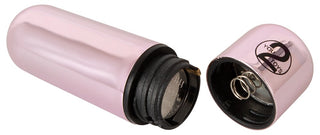 Öppna den rosa metallbehållaren på Finger Vibrator Med Bullet, designad för att diskret förvara en kulvibrator; Att skruva av locket visar dess batterifack inuti.