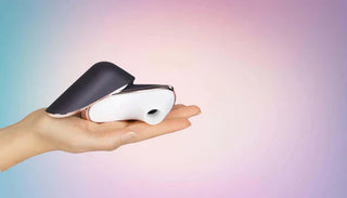 en hand med en satisfyer traveler