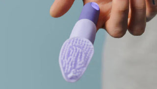 Lila fingervibrator i hand – upptäck olika typer av vibratorer och deras funktioner.