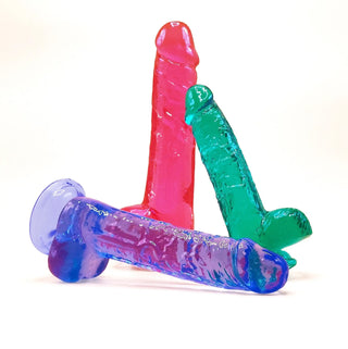 Färgglada dildos i rött, grönt, blått och lila med sugpropp och ådrig struktur