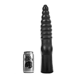 Extra stor svart dildo med ribbad design och sugpropp, visad bredvid burk för storleksjämförelse