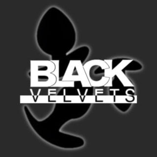 Black Velvets buttplug i svart silikon med logotyp på mörk bakgrund