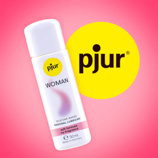 Pjur Woman silikonbaserat glidmedel i vit flaska med gul logotyp på rosa bakgrund