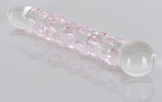 Handblåst glasdildo med rundade ändar, upphöjda prickar och en reflekterande yta. Genomskinligt material med strukturerad design.
