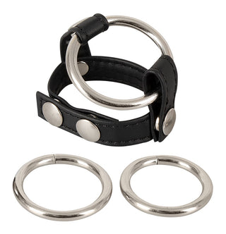 Svart justerbart läderband med tre silverfärgade utbytbara cock rings i metall.