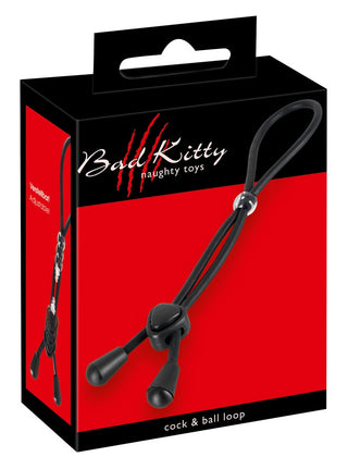 Bad Kitty Cock&Balls Ring är en justerbar svart ögla förpackad i rött och svart med ett handtag, designad för att förbättra uthålligheten.