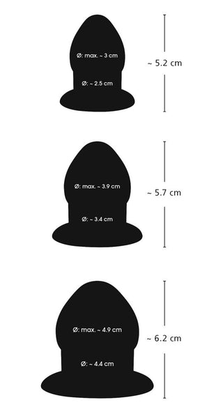 Illustration som visar Anal Stretching Plug Kit med tre storlekar: Topp på 5,2 cm höjd, 2,5 cm diameter; Mitten vid 5,7 cm höjd, 3,9 cm diameter; och botten på 6,2 cm höjd, 4,9 cm diameter – perfekt för säker anal stimulering och gradvis träning.