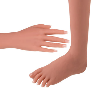 Hand och fot i TPE-silikon från Jessy Realistisk Sexdocka 168 cm, med manikyrerade naglar mot en neutral bakgrund.