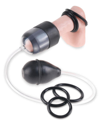 Penispumpset med svart bulb, genomskinlig slang, olika ringar och ett realistiskt dildotillbehör i köttfärgat material.