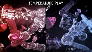 Två Handgjord Glasflogger sexleksaker sida vid sida – en i varmt vatten (röd), den andra i is (blå) – perfekt för temperaturlek.