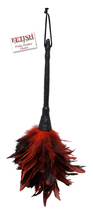 En röd och svart fjäderkittlare med ett snyggt svart handtag och en produkttagg märkt Frisky Feather Tickler.