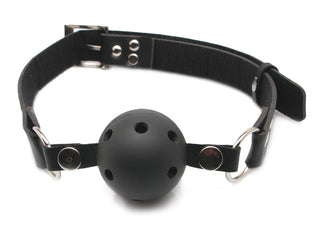 Svart Ballgag med Luftkanaler, med ventilationshål och ett justerbart huvudband, är idealisk för BDSM-lekar och visas på en vit bakgrund.