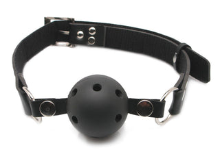 Svart Ballgag med Luftkanaler, med ventilationshål och ett justerbart huvudband, är idealisk för BDSM-lekar och visas på en vit bakgrund.