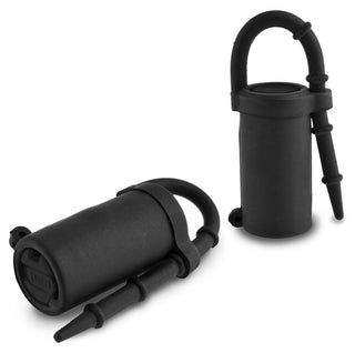 Två svarta nyckelringsbehållare i silikon med påsatta munstycken, visas upprätt och på sidan - perfekt för diskret förvaring av dina Vibrating Nipple Teazers när du är på språng.