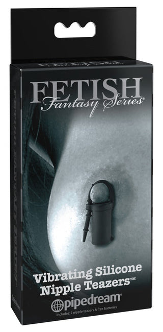 Lådan märkt Fetish Fantasy Series visar en närbild av en bröstvårta försedd med justerbara klämmor och en silikonstimulator, liknande Vibrating Nipple Teazers.