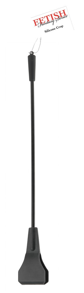 Silikonpiska Crop 40 cm, en lång svart silikonbondage-tillbehör, är idealisk för fetischfantasispel. Den har ett handtag, en platt ände och ett hängsnöre, komplett med ett Fetish Fantasy Series-kort.