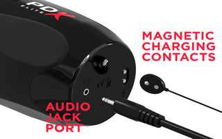 Den svarta PDX Elite Ultimate Milker 2 har märkta magnetiska laddningskontakter och en ljudjackport med en kabel inkopplad - perfekt för handsfree-användning med avancerade vibrations- och rotationsfunktioner.