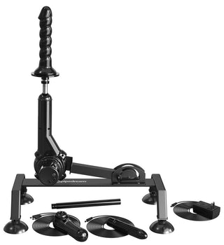Svart Body Dock Pro Sexmaskin med spiralfäste, Push & Play-docka, tillbehör, sladdar och fjärrkontroll mot vit bakgrund.