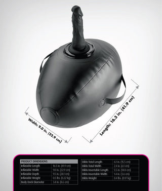 Uppblåsbar Love Ball Med Dildo: svart uppblåsbar sexkudde med fast dildo (sugkopp), handtag på sidorna och tydlig bredd- samt längdmått.