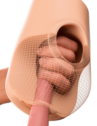 En hand går in i Pussy Pounder Squeeze Stroker, en köttfärgad, ihålig, flexibel leksak med ett galleröverlägg som avslöjar dess inre Fanta Flesh-struktur och Squeeze Core-design.