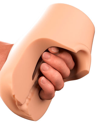 En hand klämmer på Pussy Pounder Squeeze Stroker, en stor, köttfärgad masturbator med en skreva och Fanta Flesh-textur för en ultrarealistisk känsla.