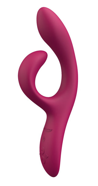 We-Vibe Nova 2 Rabbitvibrator är en rosa, böjd vibrator med dubbla armar för flexibel klitorisstimulering. Appstyrda knappar sitter vid basen, allt mot en vit bakgrund.
