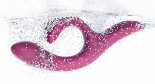 We-Vibe Nova 2 Rabbitvibrator, i lila, är vattentät och kan sänkas ner i vatten med bubblor runt omkring.