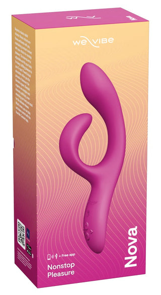 We-Vibe Nova 2 Rabbitvibrator i förpackning med flexibel klitorisstimulator, visas på en vågig rosa och gul bakgrund märkt "Nonstop Pleasure".