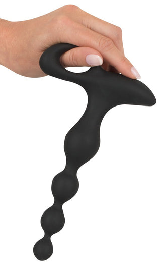 En hand håller den eleganta, svarta "Uppladdningsbar Analkulor" från Black Velvets, med ett handtag och vibrerande analkulor för en förhöjd sensorisk upplevelse.